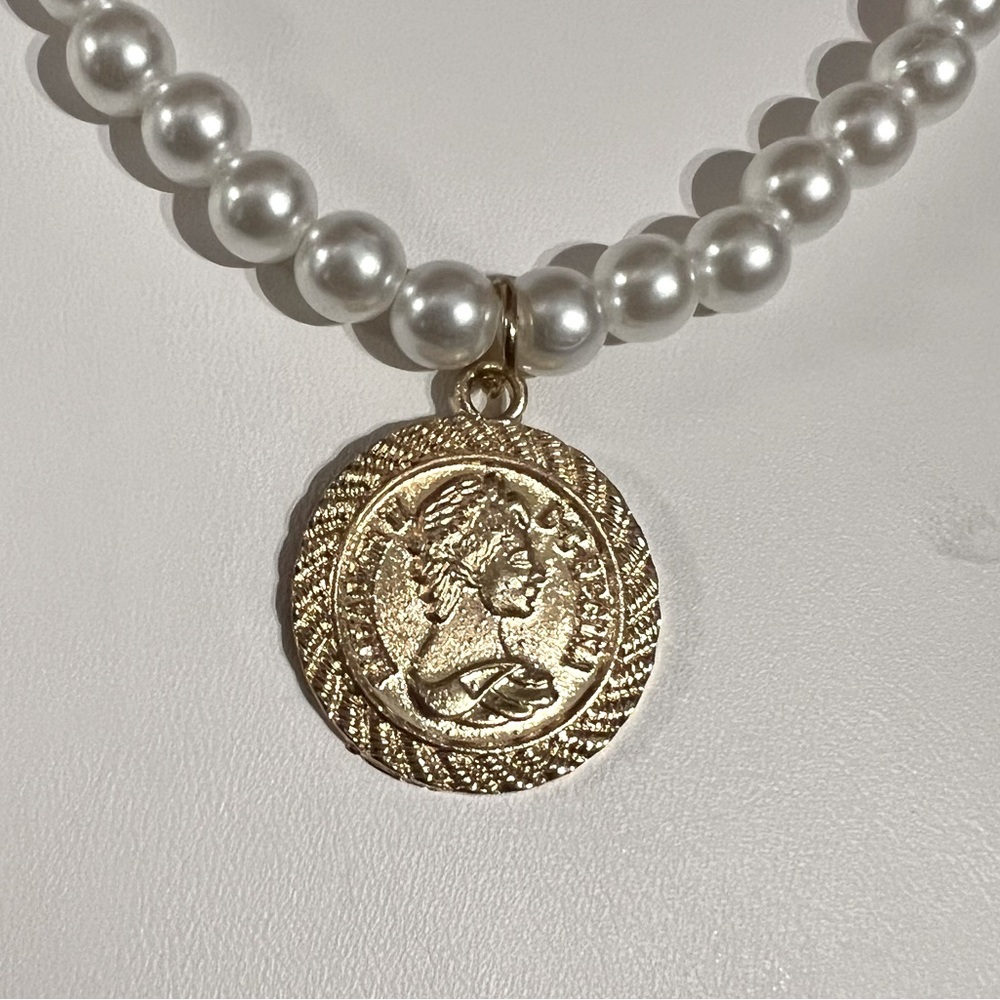 Faux Pearl Choker with Gold Medallion - Picture 4 of 6